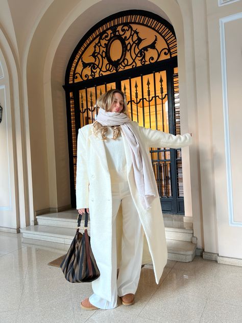 Winter White Coat Outfits, Long Cream Jacket Outfit, White Long Coat Outfit, Long Cream Coat Outfit, Long White Coat Outfit, Cream Coat Outfit, White Trench Coat Outfit, Bubble Jacket Outfit, Maxi Coat Outfit