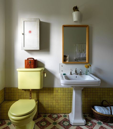 Required Reading: 'Every Room Should Sing,' by Designer-of-the-Moment Beata Heuman - Remodelista Pop Of Color Bathroom, Beata Heuman, Red Bathroom, Basement Reno, London Townhouse, Park Slope, Half Bath, Beautiful Bathrooms, Interior Inspo