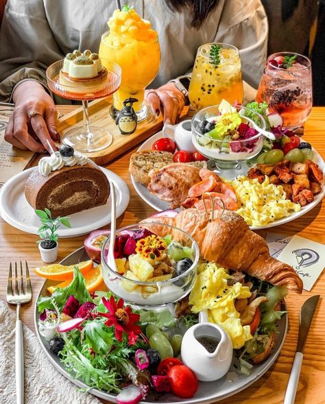 Trending Restaurant Food, Italian Breakfast Ideas, Breakfast Plate Presentation, Brunch Plating, Breakfast Plate Ideas, Breakfast Plating, Fathers Day Breakfast, Elegant Breakfast, Breakfast Presentation