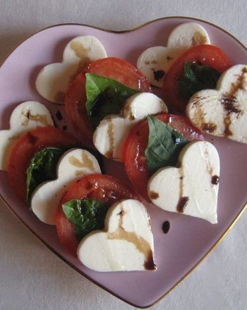 Focus on tasty savory dishes instead of sweet treats this Valentine's Day: make Caprese salad with heart-shaped mozzarella. Valentine Dinner, Valentines Day Dinner, Valentines Day Food, Valentine's Day Recipes, Deilig Mat, Valentines Food, Beltane, Idee Pasto Sano, Cannoli