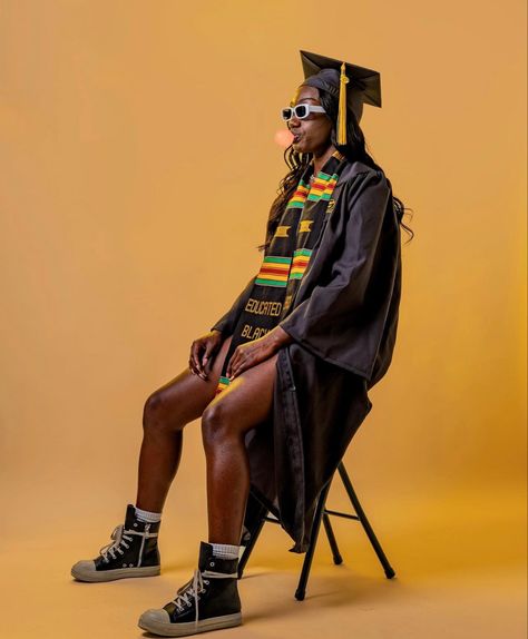 Black Graduation Aesthetic, African Senior Pictures, 90s Theme Graduation Pictures, Streetwear Graduation Pictures, Old School Graduation Pictures, Album Cover Graduation Pictures, Unique College Graduation Pictures Black, Y2k Graduation Photoshoot, Classroom Graduation Pictures