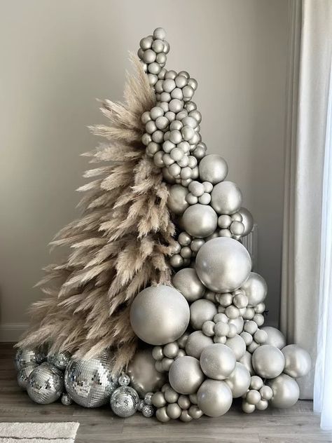 19 DIY Pampas Grass Christmas Trees for a Boho-Style Holiday Balloon Christmas Tree, Balloon Christmas, Balloon Tree, Faux Christmas Trees, Luxury Christmas Tree, Creative Christmas Trees, Elegant Christmas Trees, Unique Christmas Trees, Christmas Balloons