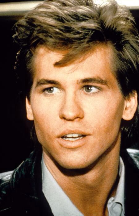 Val Kilmer was so gorgeous when he was young. *swoon* Haircuts 90s, Afro Dreads, Guys Haircuts, 90s Hairstyles Men, Hair 90s, Caesar Haircut, Frosted Tips, Real Genius, Male Hairstyles