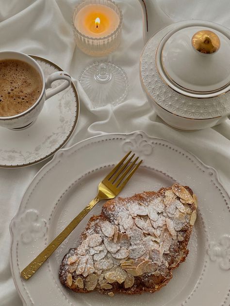 Almond croissant🥐 Almond Croissant Aesthetic, Almond Crossaint, Bougie Breakfast, Almond Aesthetic, Almond Croissants, Strawberry Shortcake Characters, Almond Croissant, Food Aesthetics, Interesting Food