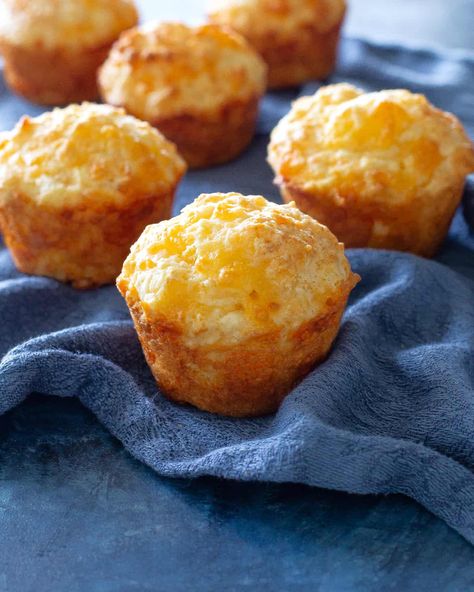 Cheese Muffins Mini Cheese Muffins, Cheesy Muffin Recipe, Cheesy Garlic Muffins, Cheddar Cheese Muffins, Cheese Muffins Recipes Easy, Cheese Muffins Recipes, Herby Bread, Cheesy Muffins, Aka Party