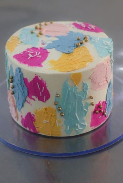 Cake With Color Smears, Painting Cake Ideas Birthday, Candy Buffet Ideas Birthday, Bolo Tumblr, Colorful Birthday Cake, Artist Cake, Colorful Cake, Funny Birthday Cakes, Creative Birthday Cakes