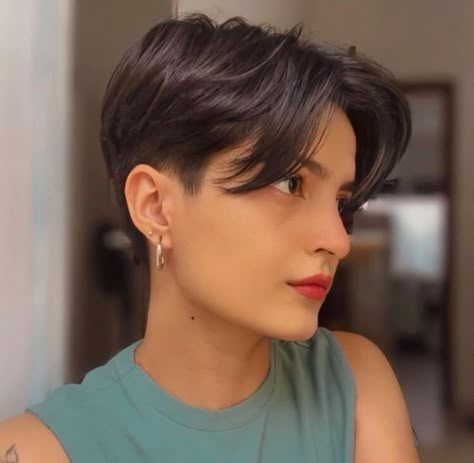 Tomboy Haircut, Androgynous Haircut, Cool Hairstyles For Girls, Tomboy Hairstyles, Really Short Hair, Hair Inspiration Short, Short Hair Undercut, Shot Hair Styles, Undercut Hairstyles