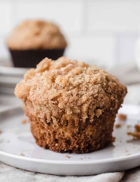 Close up of banana crumb muffin on a white plate Banana Cinnamon Muffins, Banana Crumb Cake, Crumb Muffins, Crumb Cake Recipe, Banana Crumb Muffins, Banana Muffin Recipe, Muffin Bread, Homemade Muffins, Banana Dessert