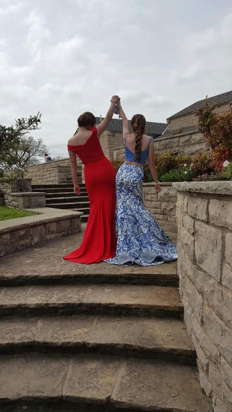 Prom Pictures With Best Friend, Prom Picture Poses For Friends Duo, Prom Picture Ideas For Friends Group Poses, Prom Picture Poses For Friends, Best Friend Prom Pictures, Dress Best Friends, Prom Poses For Friends, Prom Group Poses, Hoco Pictures Ideas