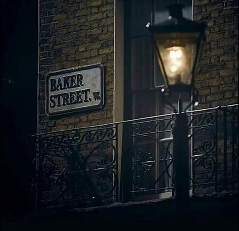 Baker Street. Sherlock Holmes Holmes Aesthetic, Sherlock Holmes Book, Sherlock Holmes 3, Detective Aesthetic, Jeremy Brett, Mrs Hudson, Sherlock John, 221b Baker Street, Arthur Conan Doyle