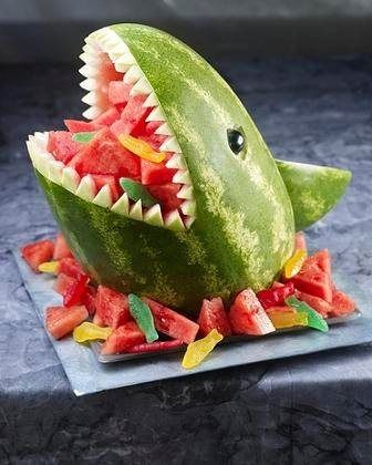 Wonderful Watermelon Art - our round of what people are doing with watermelon Watermelon Shark, Fest Mad, Decorações Com Comidas, Fresh Fruit Recipes, Watermelon Carving, God Mad, Läcker Mat, God Mat, Deilig Mat