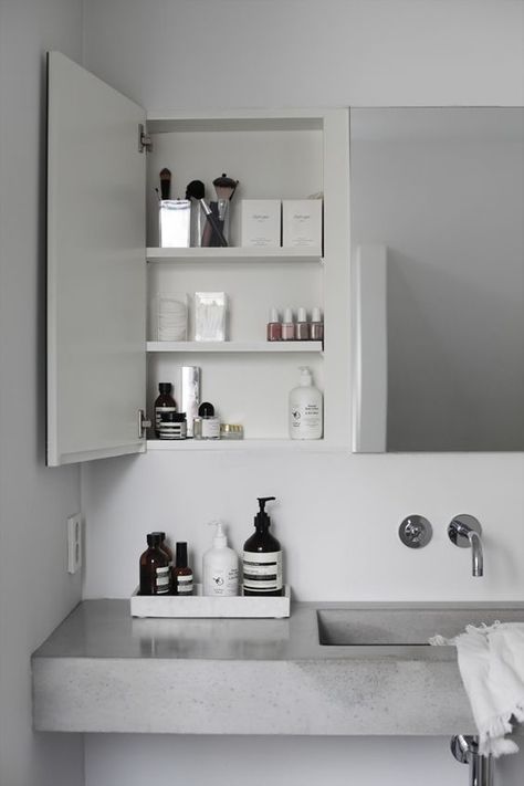 Minimal Bathroom Design, Drømme Bad, Dekorere Bad, Minimal Bathroom, Bathroom Sink Cabinets, Concrete Bathroom, Bad Inspiration, Mirror Bathroom, Bathroom Goals