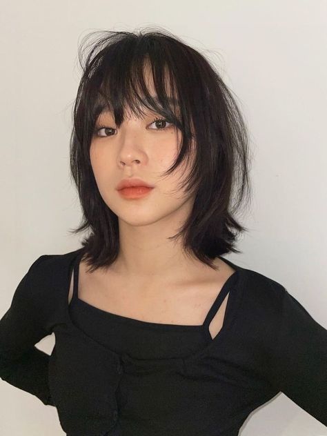 hush cut for short hair Hush Cut With Bangs, Hush Cut, Subtle Layers, Hairstyle Short, How To Cut Bangs, Blonde Hairstyles, Understated Style, Shoulder Hair, Latest Hair