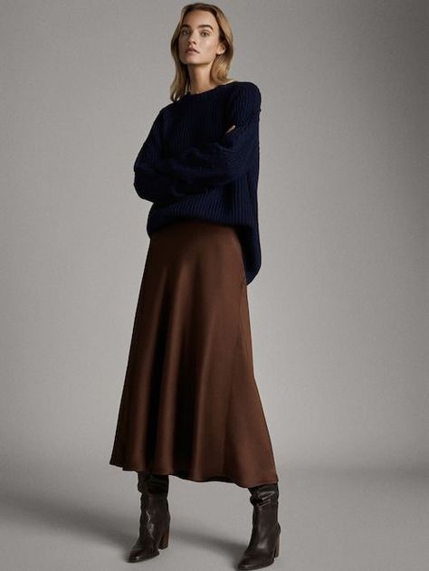 Satin Midi Skirt Midi Rok Outfit, Outfit Marrone, Midi Skirt Outfit Winter, Brown Skirt Outfit, Long Brown Skirt, Satin Skirt Outfit, Massimo Dutti Women, Midi Skirt Outfit, Winter Skirt Outfit