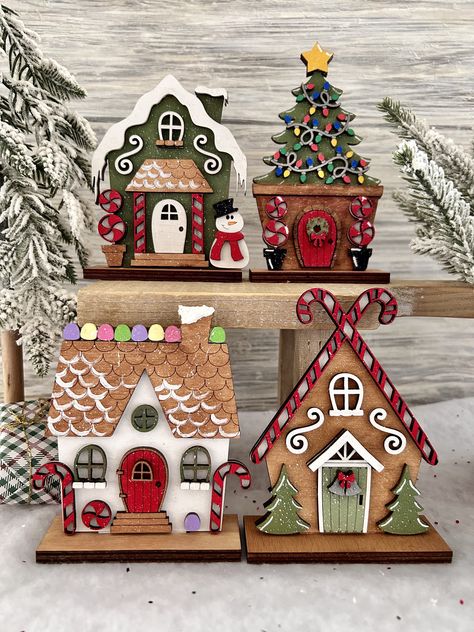 Gingerbread House Christmas Tree Decorations, Christmas Houses Decoration, Small Christmas Village Ideas, Gingerbread Village Display Ideas, Painted Christmas Houses Diy, Christmas House Painting, Small Christmas Decorations, Cardboard Gingerbread Village Diy, Gingerbread Town