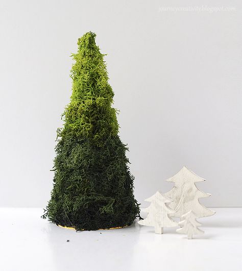 Journey into Creativity: Moss lights christmas tree Moss Cone Tree, Moss Christmas Tree, Moss Christmas, Moss Tree, Lights Christmas Tree, Cone Trees, Snow Tree, Moss Art, Vertical Gardens