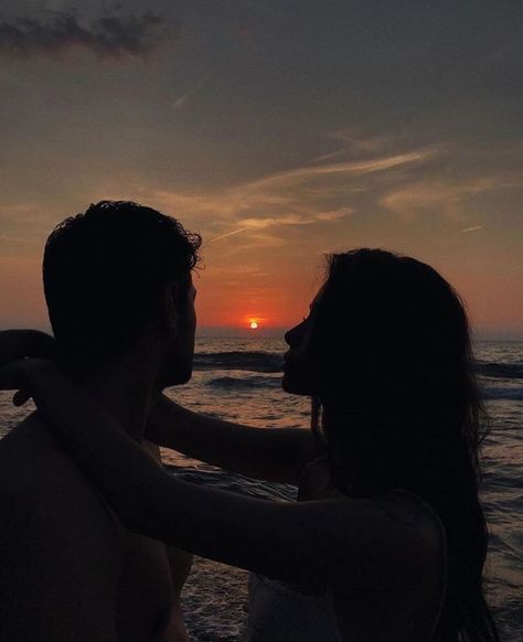 Learning To Love Again, Beach Romance, Old Fashioned Love, Beach At Night, My Kind Of Love, The Love Club, Kissing Couples, Beach Aesthetic, Couple Aesthetic