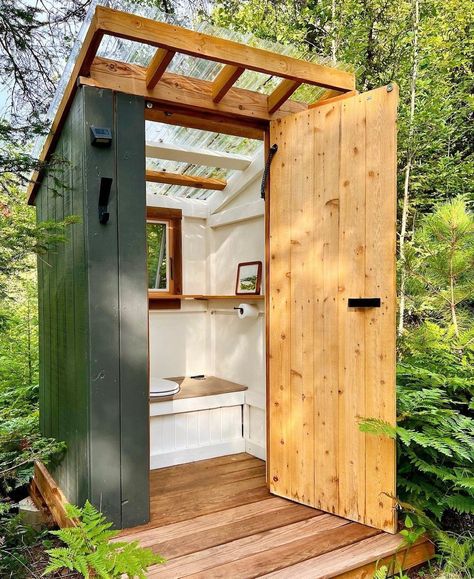 Outhouse Bathroom, Outdoor Bathroom Design, Outdoor Toilet, Outdoor Bath, Composting Toilet, Outdoor Bathrooms, Tiny House Cabin, Cabin Life, Cabins In The Woods