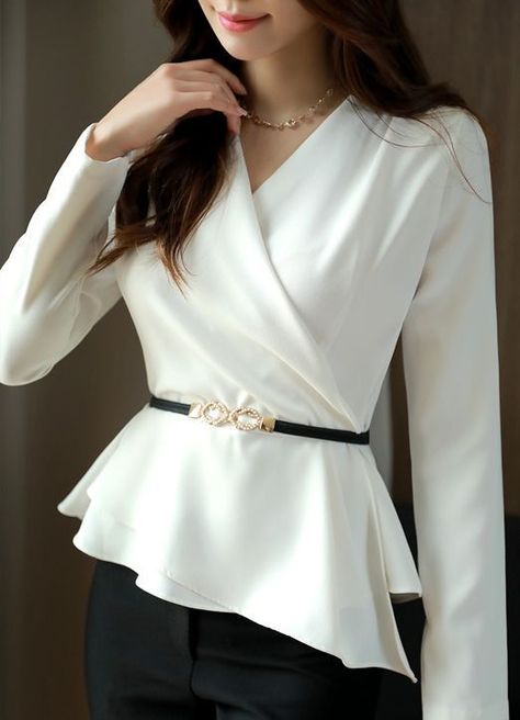 Blouse Peplum, Women Blouses Fashion, Sporty Dress, Trendy Fashion Tops, Peplum Blouse, Elegant Shirt, Mode Hijab, Looks Chic, Fashion Design Clothes