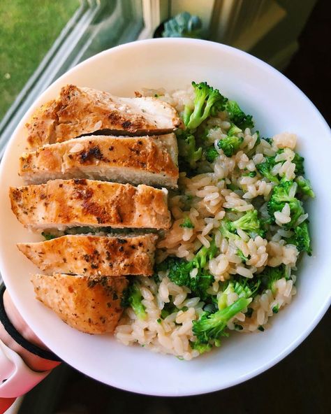 Annamarie on Instagram: “grilled chicken & creamy veggie rice☀️ perfect refuel after a nice trail run! meant to share this dinner earlier but I spent the evening…” Plats Healthy, Pasti Fit, Pasti Sani, Resep Diet, Idee Pasto, Makanan Diet, Läcker Mat, Healthy Food Motivation, Healthy Lifestyle Food