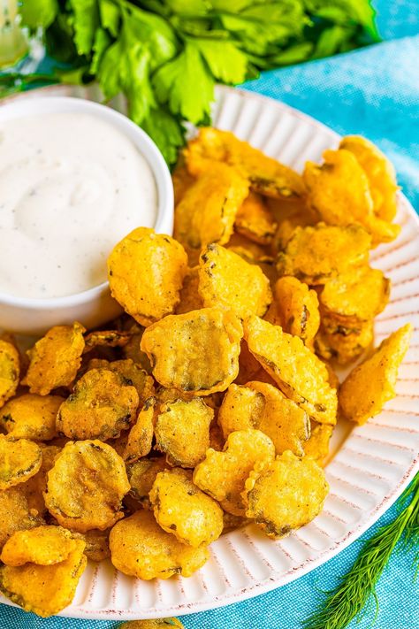 Best Crispy Deep Fried Pickles Recipe Fried Pickle Slices, Deep Fried Pickles Recipe, Autumn Dinner Party Recipes, Fall Recipes Appetizers, Deep Fried Pickles, Fried Pickles Recipe, Deep Fried Recipes, Chili Cheese Dips, Pickles Recipe