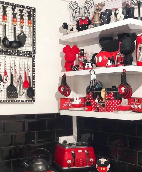 Sonho do Casamento on Instagram: “Qual seria a sua reação ao entrar em uma cozinha dessas?! 👰😍” Disney Kitchen Appliances, Cozinha Do Mickey Mouse, Disney At Home, Disney Wall Decals, Casa Disney, Mickey Mouse House, Disney Kitchen Decor, Mickey Kitchen, Mickey Mouse Kitchen