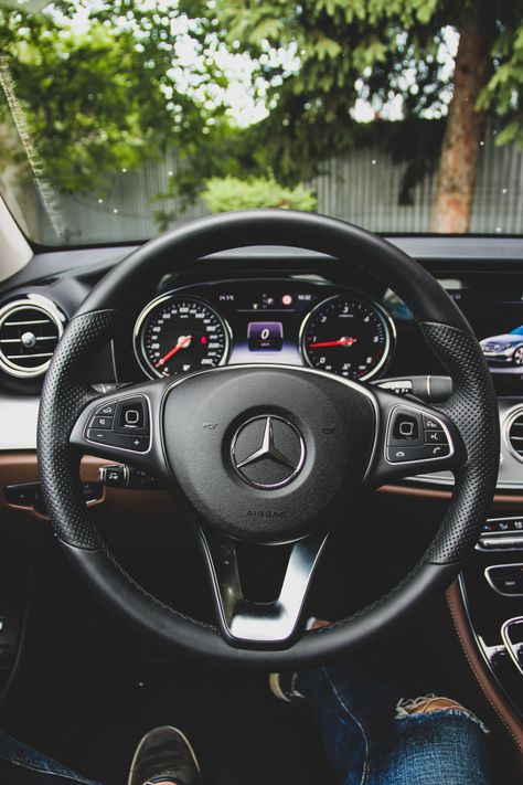 black Mercedes-Benz steering wheel photo – Free Car Image on Unsplash Mercedes Benz Interior, Mercedes Wheels, Mercedes Benz Wallpaper, Black Mercedes Benz, Cool Truck Accessories, Mercedes G63, New Luxury Cars, Driving Photography, Mercedes Benz Amg