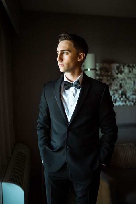 wedding day, groom getting ready, photos Wedding Guys Getting Ready, Mens Getting Ready Photos, Groomsman Getting Ready, Grooms Poses, Groom Getting Ready Pictures, Groom Getting Ready Photos, Groomsmen Getting Ready, Young Wedding, Getting Ready Photos