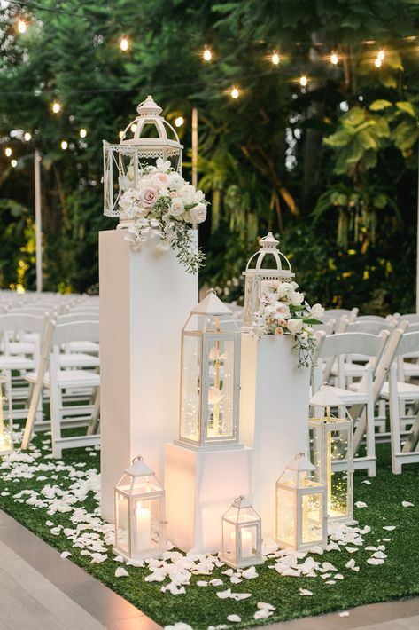 Beautiful wedding at the Four Seasons Hotel Beverly Hills.  Gold and Ivory colors stood out.  Planned by Best Bride. www.bestbride.la Instagram.com/bestbride_  #wedding #Beverlyhills #LosAngeles #gold #outdoor #flowers فن النسيج, Rustic Wedding Decorations, Flowers Decoration, Wedding Scene, Vintage Wedding Decorations, Outdoor Wedding Decorations, Aisle Decor, Wedding Aisle, Wedding Chairs