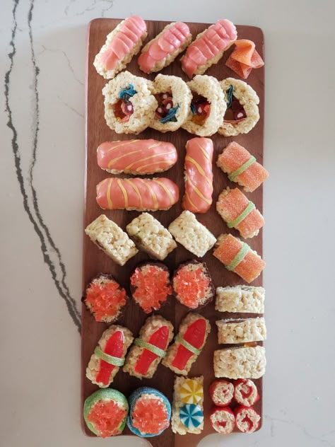 How To Make Candy Sushi Rolls, Candy Sushi Rolls For Kids, Candy Sushi Rolls, Eots Ideas, Bakesale Ideas, Sushi Cakes, Sushi Candy, Japanese Theme Parties, Spa Sleepover