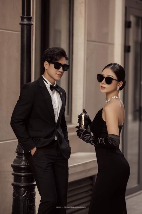 Best Prewedding Photo Ideas, Black Outfit Prewedding, Engagement Photos All Black, Black Dress Prewedding, Prewed Mafia Konsep, Mafia Wedding Photoshoot, Korean Wedding Theme, Priweding Photos, Couple Black Outfit