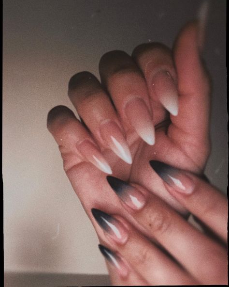 Babyboomer en blanco y negro 🤍🖤 Baby Boomers Nails, Goth Baby, Alt Outfits, Black And White Baby, Baby Boomer, Black Babies, Chic Nails, Nails Inspo, Black Nails