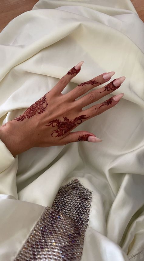 Henna Designs Classy, Henna Designs Hand Aesthetic, Henna On Palm Of Hand, Aesthetic Hand Tattoos For Women, Henna Fingertips, Henna Bridal Designs, Henna Inside Hand, African Henna Designs, Henna Minimalist