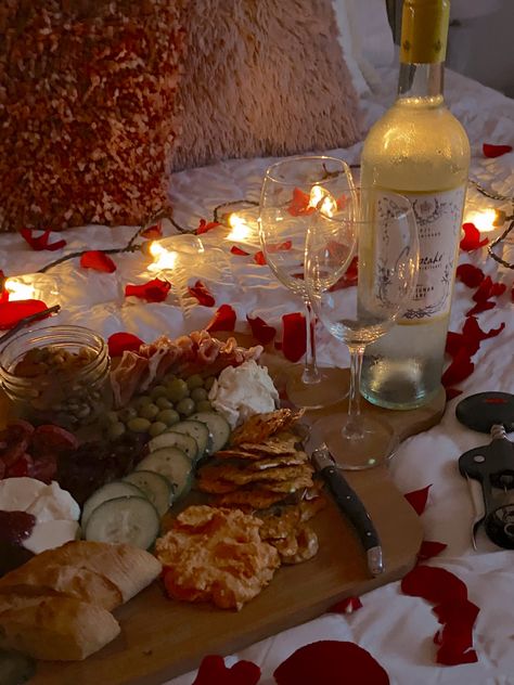 Date Night Aesthetic Home, Date Night In Set Up, Romantic Date Night Ideas Outside, Bathtub Date Night Ideas, Romantic Nights At Home For Him, Love Dinner Romantic, Cozy Date Night At Home Aesthetic, Pool Date Ideas, Romantic Dates Ideas Aesthetic