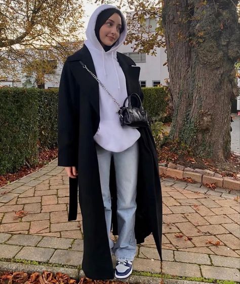 Hijabi Outfits Casual Winter, Casual Winter Fits, Black Coat Outfit, Modest Fall Outfits, Modest Winter Outfits, Hijab Fashion Summer, Hijabi Fits, Stile Hijab, Street Hijab Fashion