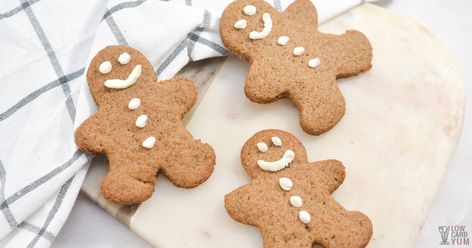 Keto Gingerbread Cookies - Low Carb Yum Gingerbread Cookies Gluten Free, Keto Gingerbread Cookies, Keto Gingerbread, Gluten Free Gingerbread Cookies, Galletas Keto, Gingerbread Cookie Recipe, Soft Gingerbread, Xmas Recipes, Soft Gingerbread Cookies