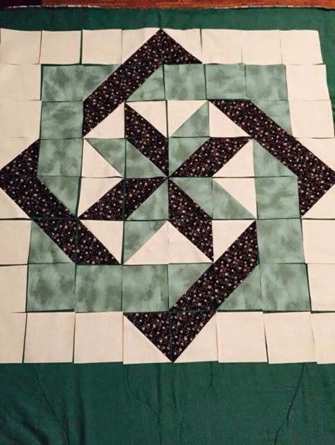 Designed by © Stitch SupplyThis quilting pattern / tutorial is available for free... Full post: Woven Star Woven Star Quilt, Colchas Quilting, Quilting 101, Quilted Table Topper, Barn Quilt Designs, Quilt Modernen, Block Quilt, Pattern Quilt, Quilt Block Patterns Free