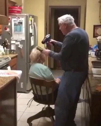 Old Couple In Love, Cute Old Couples, Vieux Couples, People Video, Elderly Couples, Cute Romance, Growing Old Together, People Videos, Old Couples