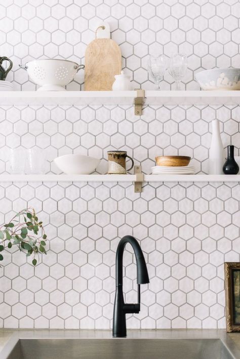 modern hexagon backsplash #backsplashtile #backsplashideas #kitchendesign #hexagontiles Tile Alternatives, Gray Grout, Interior Remodeling, Hexagon Backsplash, Beautiful Backsplash, White Tile Backsplash, Kitchen Glass, Kitchen Backsplash Designs, White Backsplash