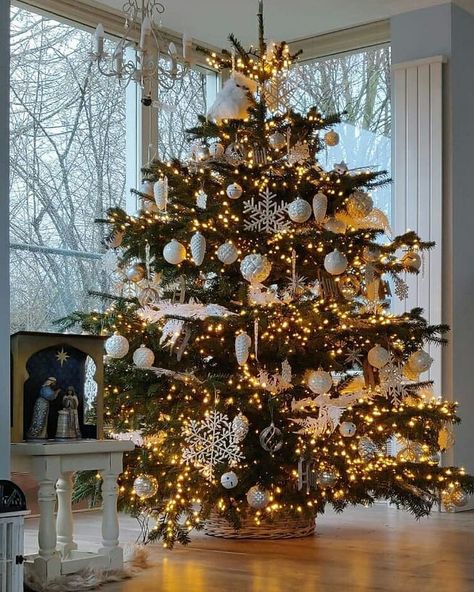 ChristmasTreeIdeas on Instagram: “White ornaments always look chic! ❄️🎄✨💙😍🤩 #christmas #christmastree #christmasdecor #decoration #housedecor #hollydays #xmas…” Real Xmas Tree Decorating Ideas, Real Xmas Tree, Christmas Tree White And Gold, Xmas Tree Decorating Ideas, Real Xmas Trees, Silver And White Christmas Tree, Icy Christmas, Christmas Tree White, Fake Christmas Trees