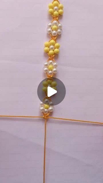 Hand Craft Bracelet, Macrame Bead Bracelet Diy, Easy Bracelet Patterns With Beads, Silk Bracelet Diy, Diy Seed Bead Bracelet Tutorials, How To Make A Beaded Bracelet, Diy Daisy Bracelet, Flower Bracelet With Beads, Diy Ankle Bracelets