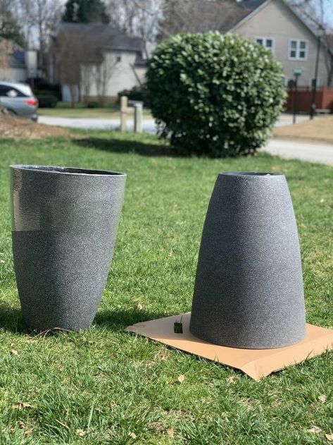 Easily give boring or old planters or vases a sophisticated facelift by painting them and smearing them with mud.I searched for two years for planters that were a modern shape, large in size, and a sophisticated color that would go well on our front porch. After not having any luck I decided to DIY a pair to fit our needs. BEFOREFor this project I used a pair of plastic textured planters that started with a salt and pepper finish. If you want a textured finish, using planters or vase… Spray Painted Vases, Spray Paint Vases, Wood Bowl Decor, Diy Privacy Fence, Vintage Metal Trays, Old Coffee Tables, Diy Spray Paint, Wood Planter Box, Diy Sprays