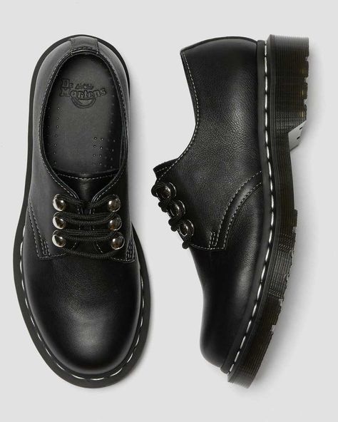 1461 HARDWARE VIRGINIA LEATHER SHOES | Dr. Martens UK Dr Martens Men Outfit, 50s Mens Fashion, Doc Martens 1461, Shoes Dr Martens, Black Dr Martens, Shoe Polish, Black Oxfords, Leather Oxford Shoes, Doc Marten Oxford