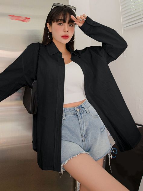 Black Shirt Outfits For Women, Black Shirt Women Aesthetic, Black Buttoned Shirt Outfit, Long Sleeve Black Button Up Shirt Outfit, Long Black Button Up Shirt Outfit, Botten Up Shirts Outfits Women, Black Oversize Shirt Outfit, Black Button Down Shirt Outfit Casual, Styling Black Button Up Shirt