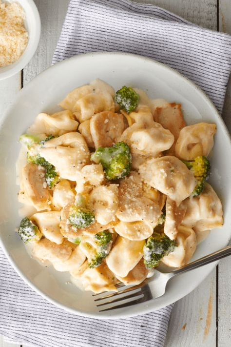 This recipe for tortellini with chicken and broccoli in a creamy sauce is sure to become a dinnertime favorite. #PastaLover #Recipes #Food Tortellini With Chicken, Cheese Tortellini Recipes, Chicken Tortellini Soup, Tortellini Bake, Pasta Salad With Tortellini, Chicken Tortellini, Best Homemade Pizza, Tortellini Recipes, Tortellini Pasta