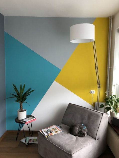 Do you need new decor for your room but your budget is low? Try to paint your walls creatively! Think about boring white walls as a blank canvas that is waiting for you and your color! Rare and unique wall color ideas are often based on simple shapes and painting skills. Geometric Wall Paint, تصميم الطاولة, Room Wall Colors, Diy Wall Painting, Room Wall Painting, Bedroom Wall Designs, Hemma Diy, Bedroom Wall Paint, Living Room Color Schemes