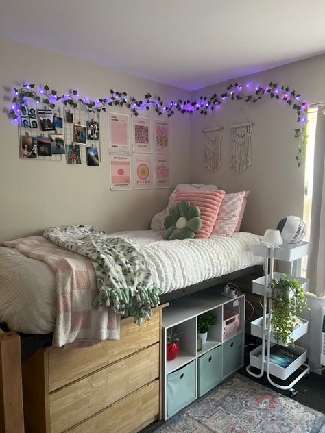 Dorm Room Ideas Purple, Minimal Dorm Room, Purple Dorm Room Ideas, Dorm Room Ideas Minimalist, Dorm Inspo Aesthetic, Room Ideas Purple, Dorm Room Ideas Pink, Uf Dorm, Dorm Storage Ideas