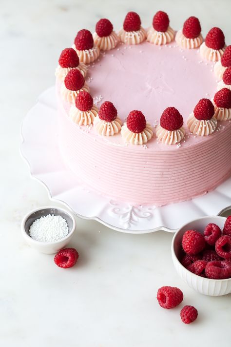 Simple Raspberry Cake, Birthday Cake With Raspberries, Strawberry And Raspberry Cake, Cake Decorated With Raspberries, Raspberry Decorated Cake, Raspberry Cake Aesthetic, Raspberry Cake Decoration, Cheesecake Buttercream, Raspberry Birthday Cake