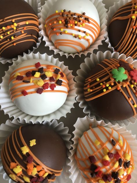 Autumn Cake Pops Ideas, Fall Themed Bake Sale, Maple Cake Pops, Cute Thanksgiving Cake Pops, Thanksgiving Themed Chocolate Covered Strawberries, Thanksgiving Cakepops Fall Cake Pops, Turkey Cake Pops Thanksgiving, Cake Pops Thanksgiving Ideas, Cake Pops For Thanksgiving