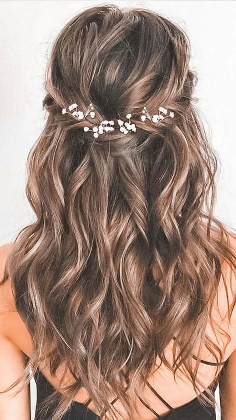 If you're not looking to go super-short with your hairstyle, don't fret. Longer sizes will certainly be just as hot-- yet it's not the mermaid-esque, small-of-the-back grazing tresses that have controlled for the past few years. Hair For Older Women, Long Hair Inspiration, Hairstyles Prom, Hoco Hairstyles, Medium Short Hair, Prom Hairstyles For Long Hair, Short Hairstyles For Thick Hair, Hairstyles Over 50, Half Up Half Down Hair